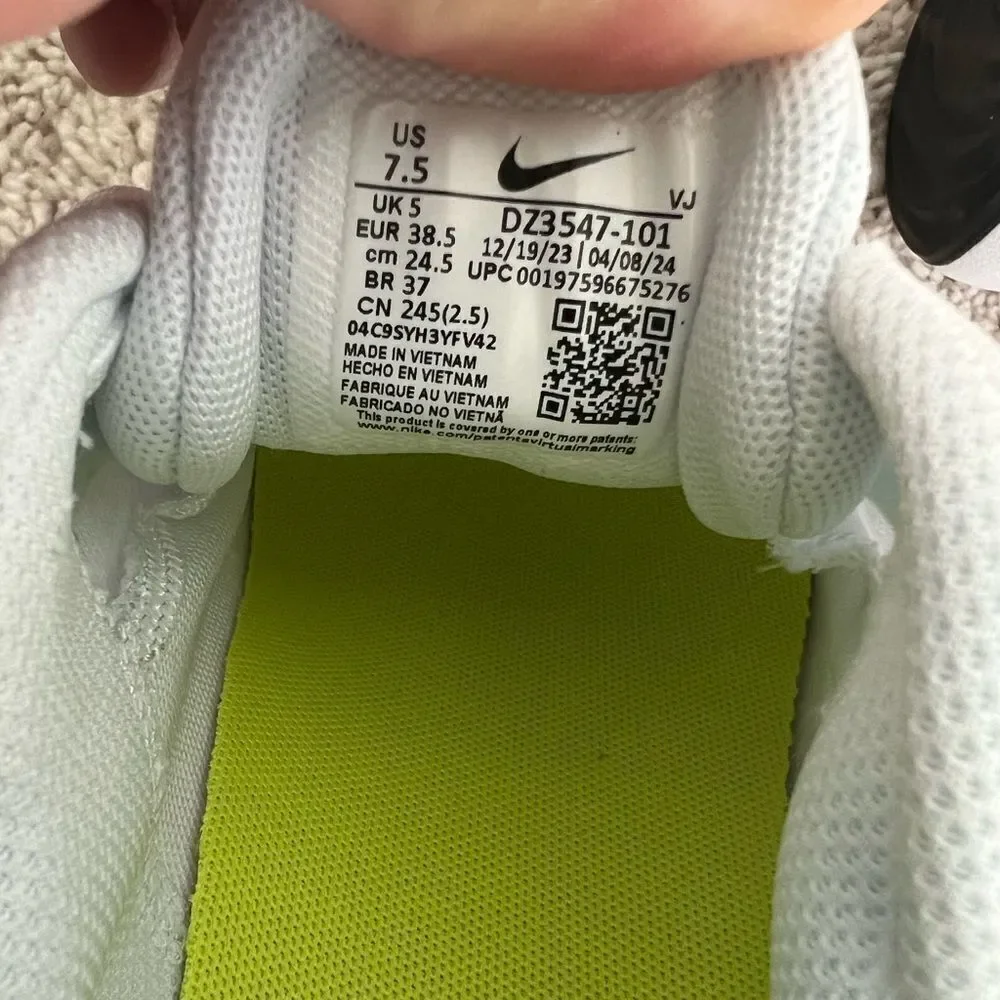 NIKE Women Versair White Black Cyber Volt